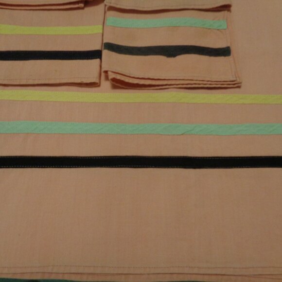 1950S VINTAGE PEACHY SMALL TABLECLOTH W A FEW STRIPES PLUS NAPKINS LOT - Picture 4 of 4